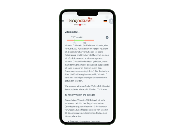 Auf einem Smartphone wird eine Webseite von kingnature zum Thema „TAP-Blutanalyse Mikronährstoffe“ angezeigt, auf der ein Wert von 727 nmol/L sowie Informationen auf Deutsch zu den Funktionen und der Bedeutung des Vitamin-D3-Spiegels und zur Bedeutung von Mikronährstoffen, die durch eine Blutanalyse ermittelt werden, zu sehen sind.