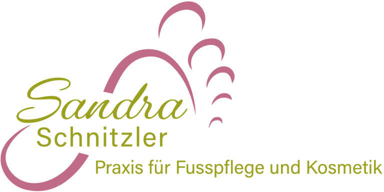 Logo für „Sandra Schnitzler Praxis für Fußpflege und Kosmetik“ mit grünem und rosa Text, mit einer stilisierten rosa Fußgrafik über dem Namen, die professionelle Fußpflege- und Kosmetikdienstleistungen hervorhebt.