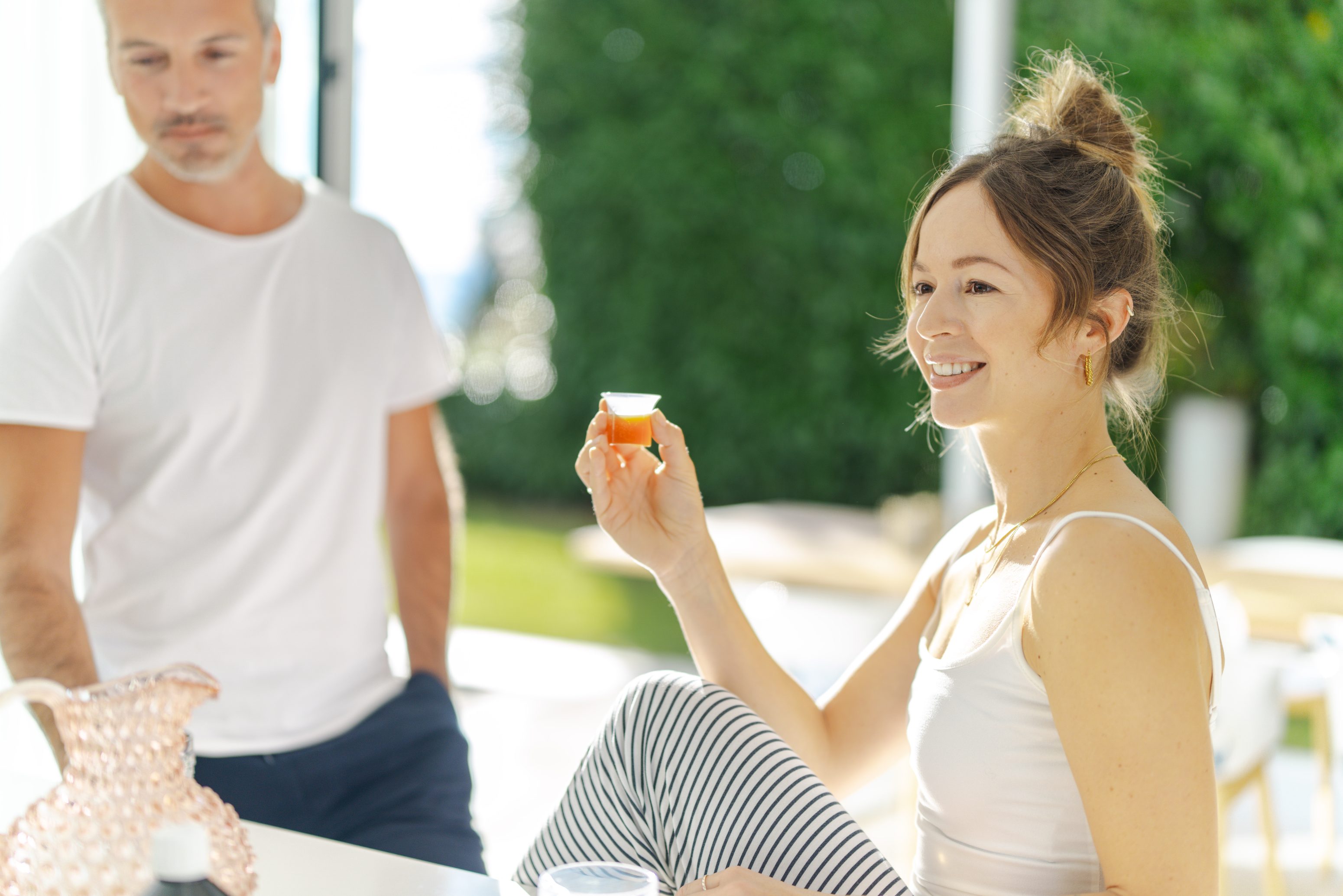Eine Frau trinkt neben einem Mann kingnature EM Multi Ferment Supplement