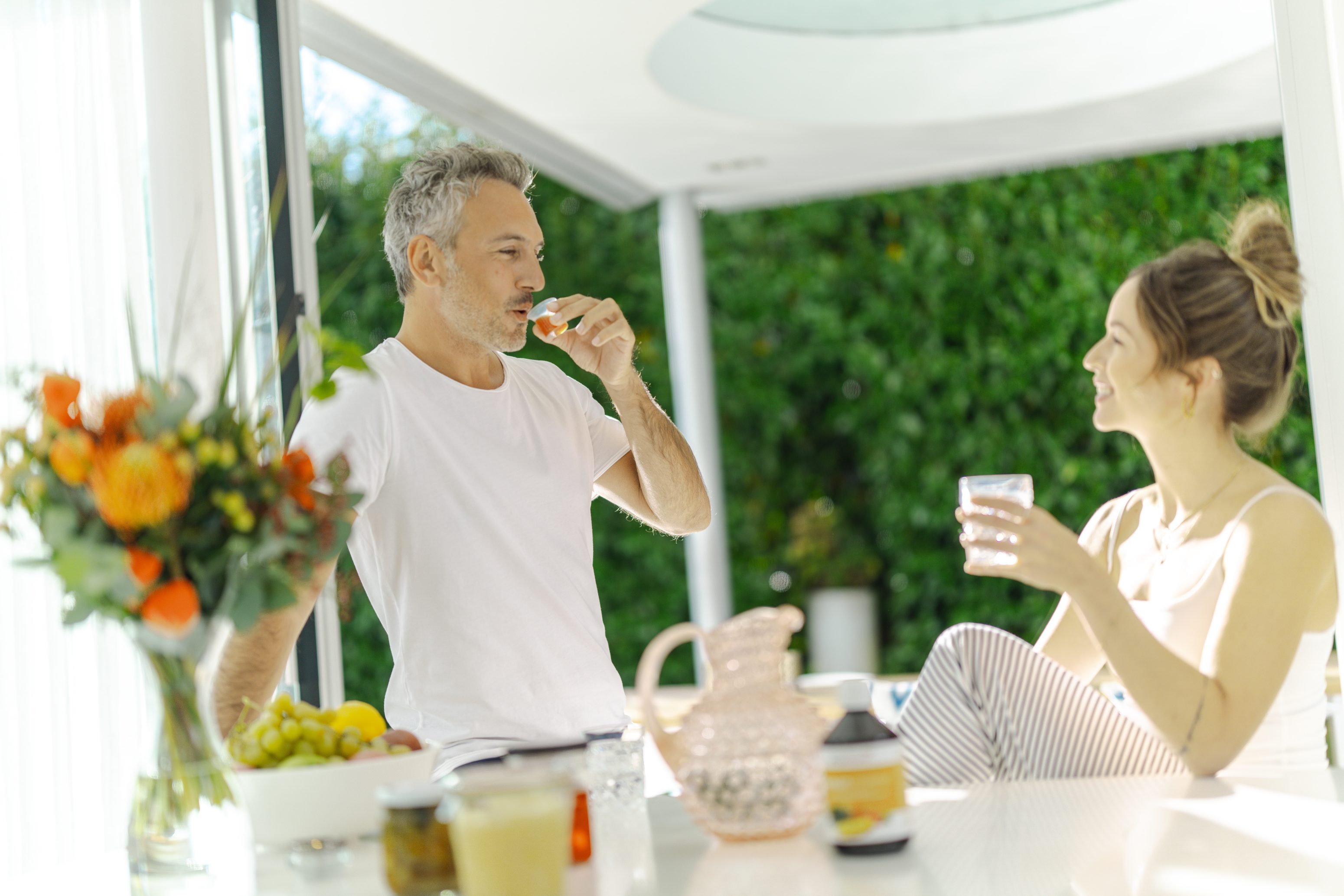 Ein Mann trinkt kingnature EM Multi Ferment Supplement