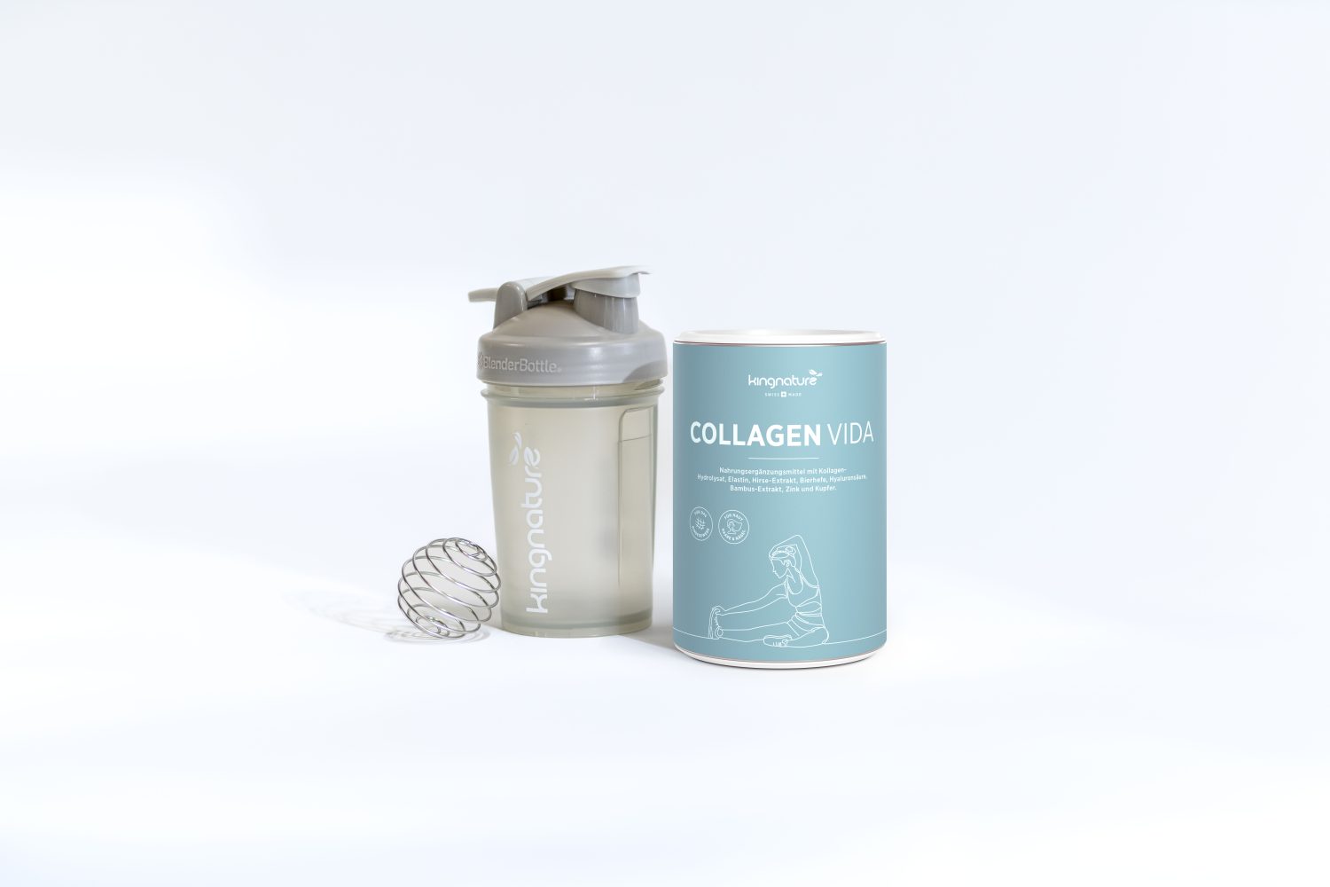 Eine durchsichtige Schüttelflasche mit einer Metallmischkugel und ein hellblauer Kanister mit der Aufschrift Collagen Vida von kingnature sind auf einem weißen Hintergrund abgebildet.
