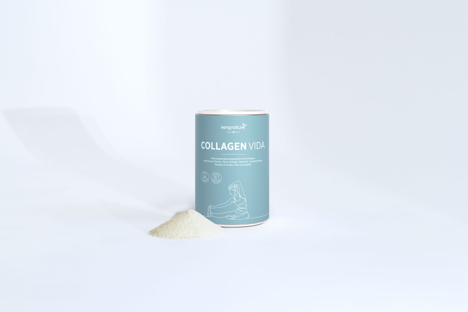 Ein hellblauer Behälter mit der Aufschrift Collagen Vida steht auf einer weißen Fläche, neben der ein kleiner Haufen weißes Kollagenpulver verschüttet ist. Das Etikett zeigt eine minimalistische Strichzeichnung einer Person und weißen Text.