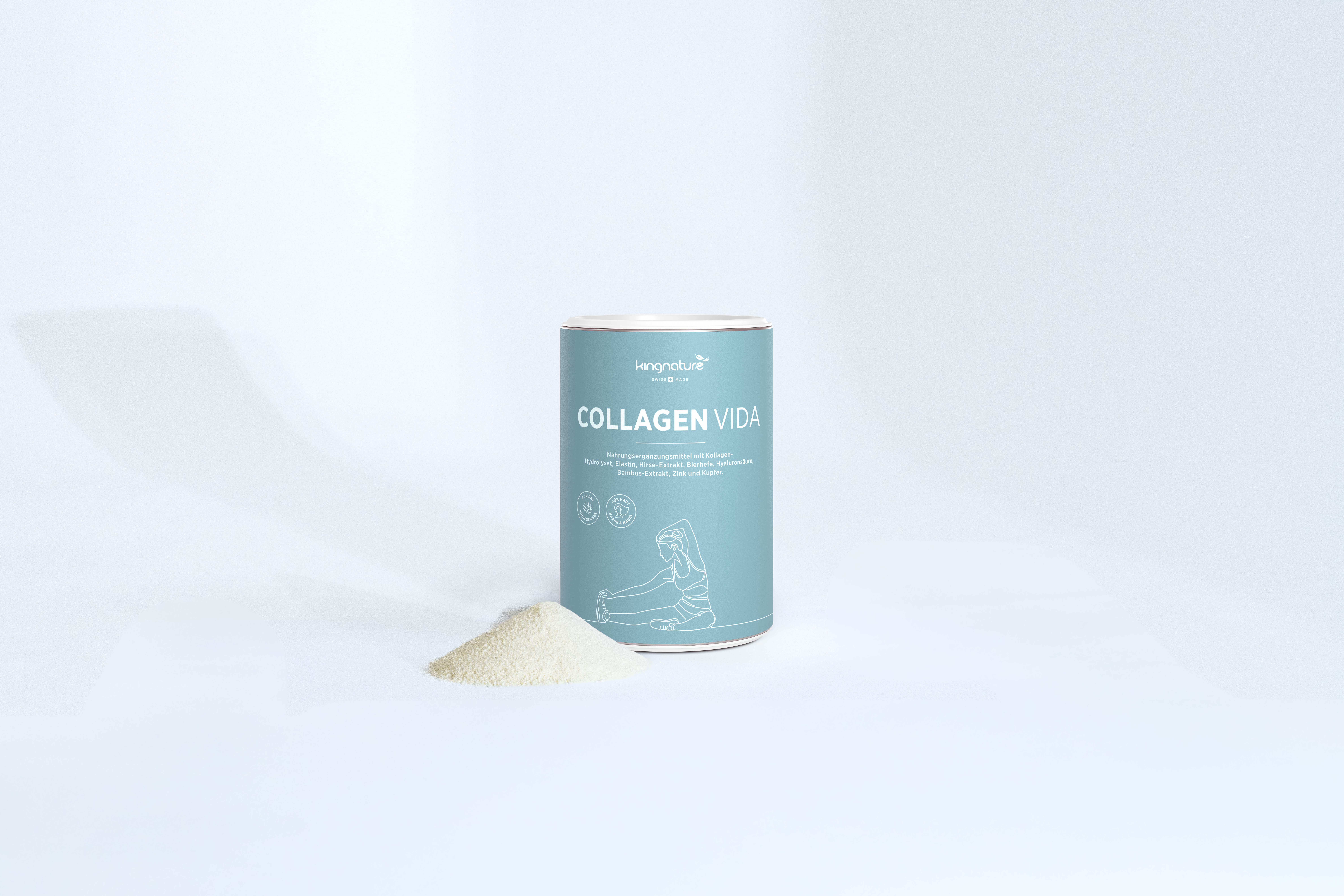 Ein hellblauer Behälter mit der Aufschrift Collagen Vida steht auf einer weißen Fläche, neben der ein kleiner Haufen weißes Kollagenpulver verschüttet ist. Das Etikett zeigt eine minimalistische Strichzeichnung einer Person und weißen Text.