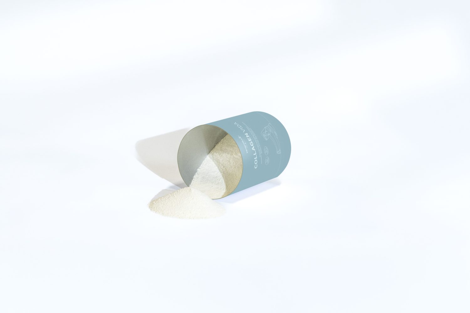 Ein blauer zylindrischer Behälter ist auf einer weißen Fläche umgekippt und hat einen kleinen Haufen feines weißes Pulver verschüttet. Das Etikett des Behälters trägt die Aufschrift "Collagen" und enthält zusätzlichen Text und Grafiken.