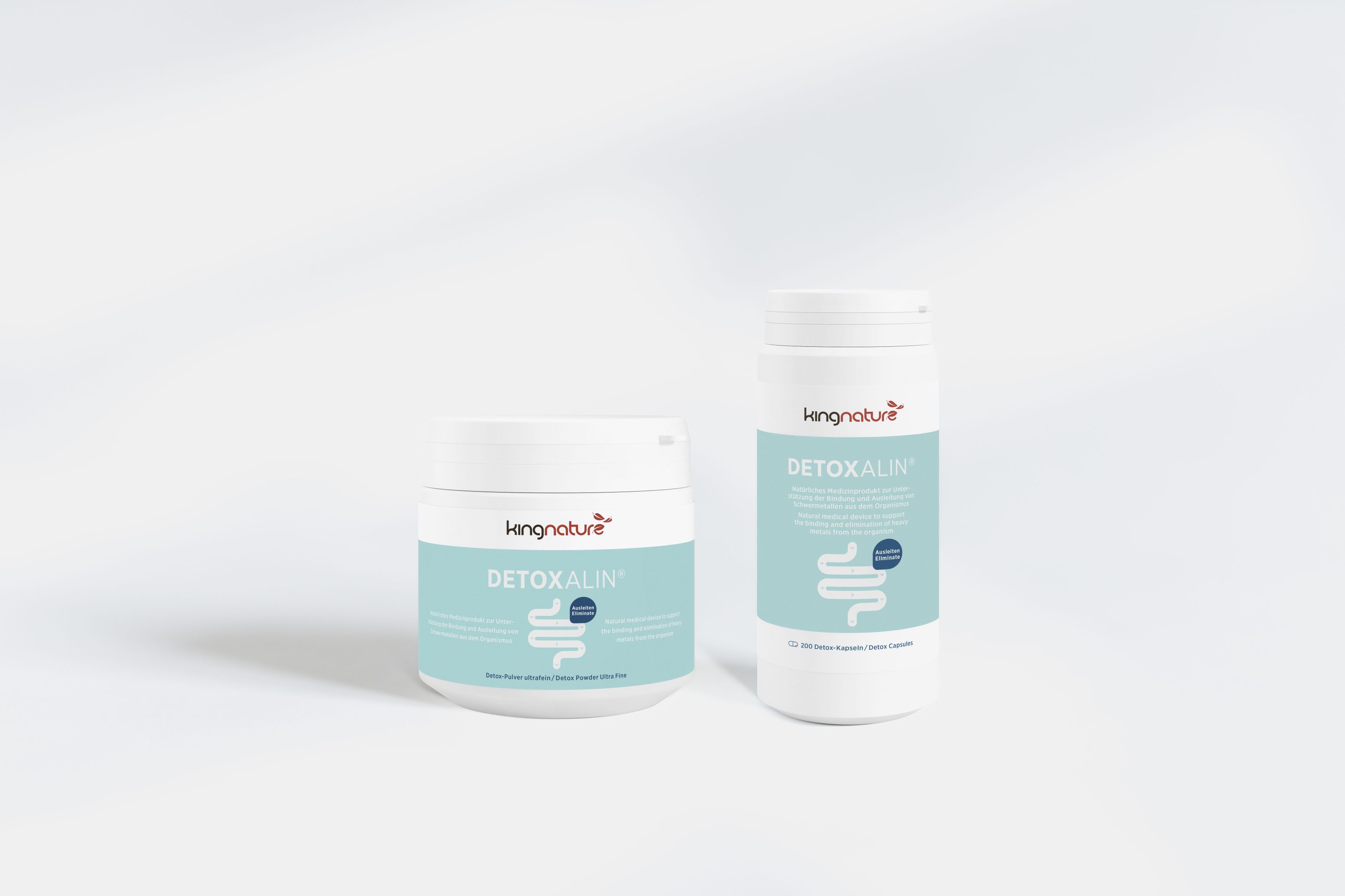 Zwei weiße Gläser Detoxalin von Kingnature mit hellblauen Etiketten werden vor einem schlichten weißen Hintergrund gezeigt. Auf den Etiketten sind ein Symbol für das Verdauungssystem und Produktinformationen abgebildet.
