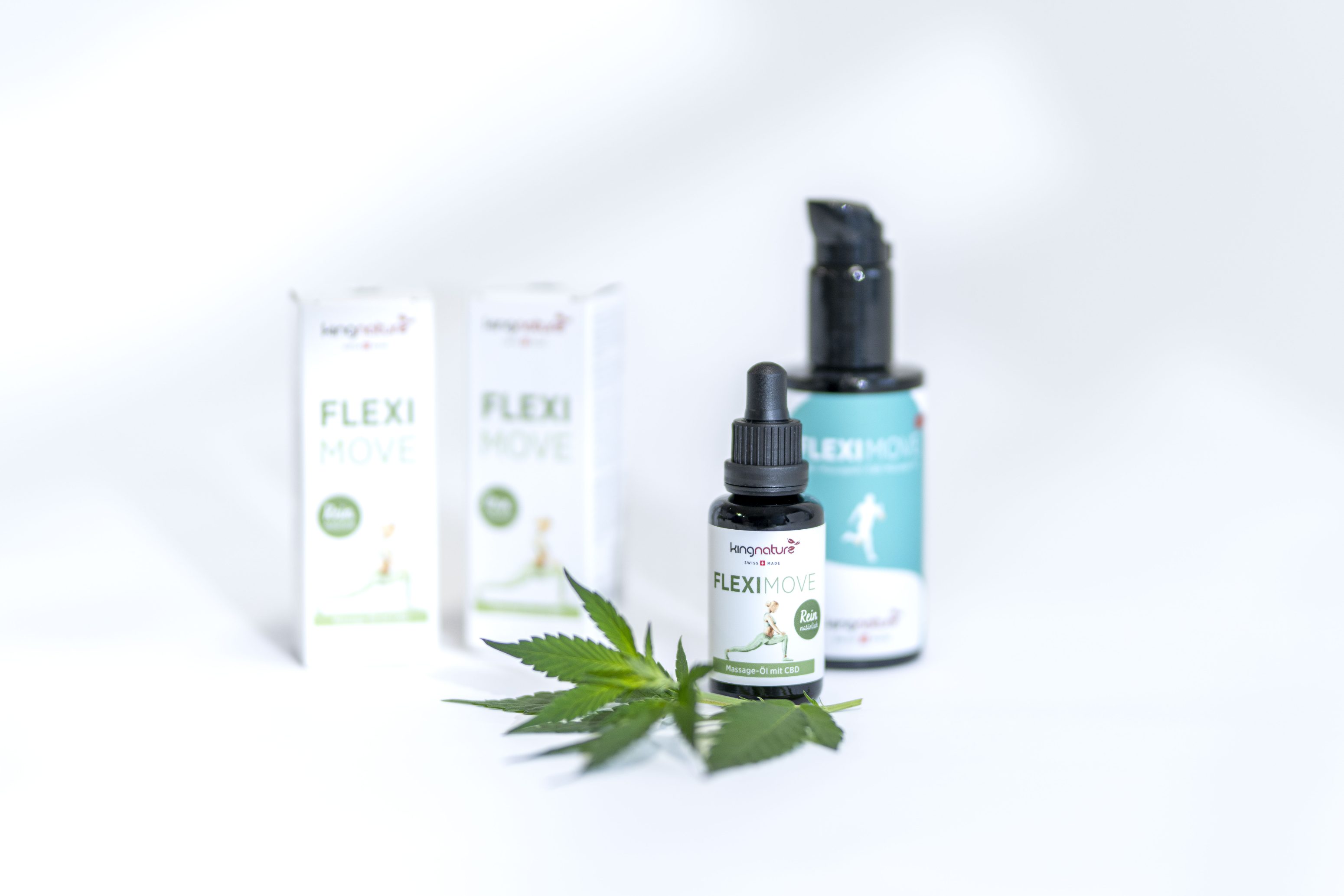 Zwei Flaschen des Kräuterprodukts Flexi Move, eine mit einem Tropfer und eine mit einer Pumpe, werden mit zwei Produktschachteln und einem Cannabisblatt auf weißem Hintergrund dargestellt.