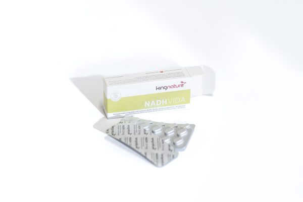 25-08-kn-pr-Produkt-NADH-Single-01AR506428 Eine Schachtel mit der Aufschrift kingnature NADH Vida, davor eine silberne Blisterpackung mit Tabletten auf weißem Hintergrund.