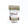 Ein beiger Beutel mit der Aufschrift PurePlant PROtein und Abbildungen von Pflanzen und Samen steht aufrecht da. Vor dem Beutel ist ein kleiner Haufen schwarzer und weißer Samen auf einer weißen Fläche verstreut.