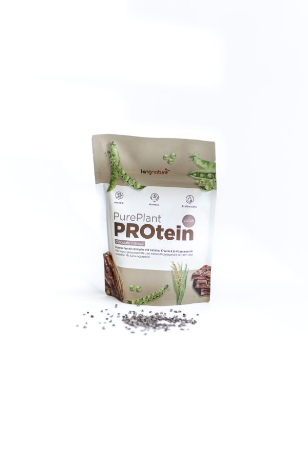 Ein beiger Beutel mit der Aufschrift PurePlant PROtein und Abbildungen von Pflanzen und Samen steht aufrecht da. Vor dem Beutel ist ein kleiner Haufen schwarzer und weißer Samen auf einer weißen Fläche verstreut.