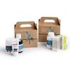 Zwei Geschenk-Boxen aus Karton mit Eukalyptus-Design sind von verschiedenen Flaschen und Schachteln mit Nahrungsergänzungsmitteln umgeben, darunter Vitamine, ein Nasenspray und ein Aroniabeerenprodukt, alles vor einem weißen Hintergrund.
