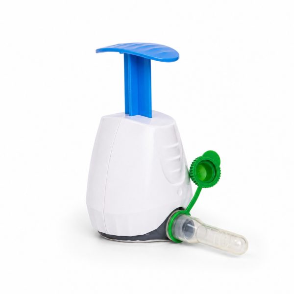 Die TAP-Blutanalyse Blei-Check ist ein weiß-graues Kunststoffgerät zum Bleigehalt messen, mit einem großen blauen Pumpengriff an der Oberseite und einem grün verschlossenen transparenten Seitenbehälter, abgebildet vor weißem Hintergrund.