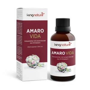 Eine braune Glasflasche und eine Schachtel mit der Aufschrift „kingnature AMARO VIDA“, auf der ein Artischockenbild und ein deutscher Text darauf hinweisen, dass es sich um einen Kräuterbitter mit 14 Kräutern und 30 % Alkoholgehalt handelt.
