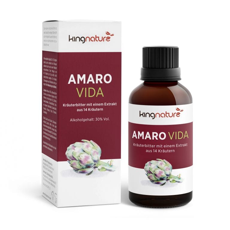 Eine braune Glasflasche und eine Schachtel mit der Aufschrift „kingnature AMARO VIDA“, auf der ein Artischockenbild und ein deutscher Text darauf hinweisen, dass es sich um einen Kräuterbitter mit 14 Kräutern und 30 % Alkoholgehalt handelt.