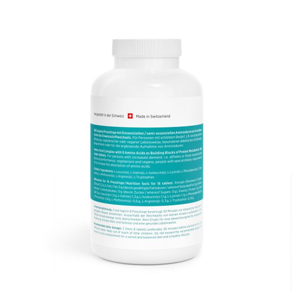 Amino-Vida-Maxi_v1.0-Back Auf einer weißen Plastikflasche mit der Aufschrift „Amino Vida“ Aminosäuren-Kapseln in deutscher und englischer Sprache und blauem und schwarzem Text sind Produkt- und Inhaltsstoffdetails, ein kleines Schweizer Flaggensymbol und oben „Made in Switzerland“ zu sehen.