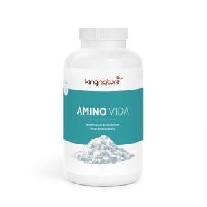 Eine weiße Plastikflasche mit der Aufschrift „Amino Vida“ mit einem blaugrünen Etikett und dem Bild eines weißen Pulverhaufens, was auf ein Aminosäurekomplexpräparat in Kapselform hinweist.