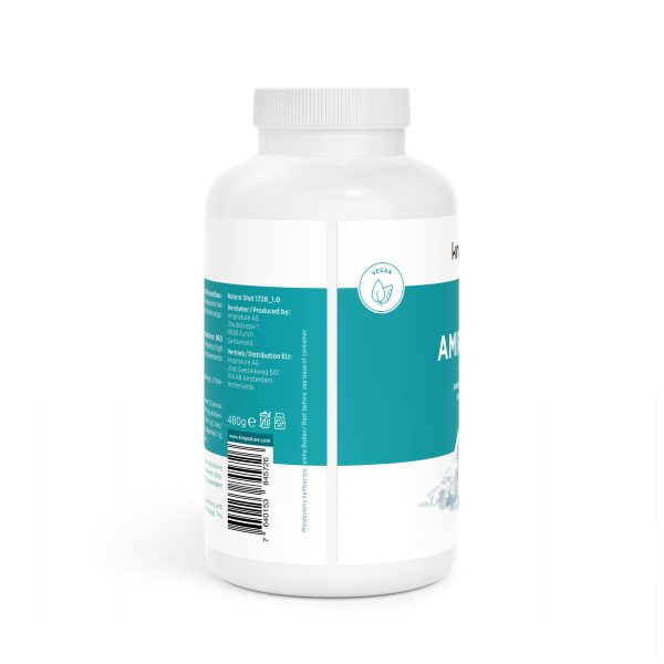 Amino-Vida-Maxi_v1.0-Side Eine weiße Plastikflasche mit weißem Verschluss, leicht nach links gedreht, trägt ein türkis-weißes Etikett mit „Amino Vida“, Vegan-Symbol, Nährwertangaben, Barcode und Produktinformationen. Auf dem Etikett steht außerdem „Aminosäuren Kapseln“.