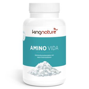 Eine weiße Plastikflasche mit der Aufschrift „kingnature AMINO VIDA“ zeigt unter dem Etikett ein Bild von weißem Pulver. Der Text auf Deutsch lautet „Aminosäurekomplex mit neun Aminosäuren“ und hebt die Formel des Aminosäurekomplexes hervor.
