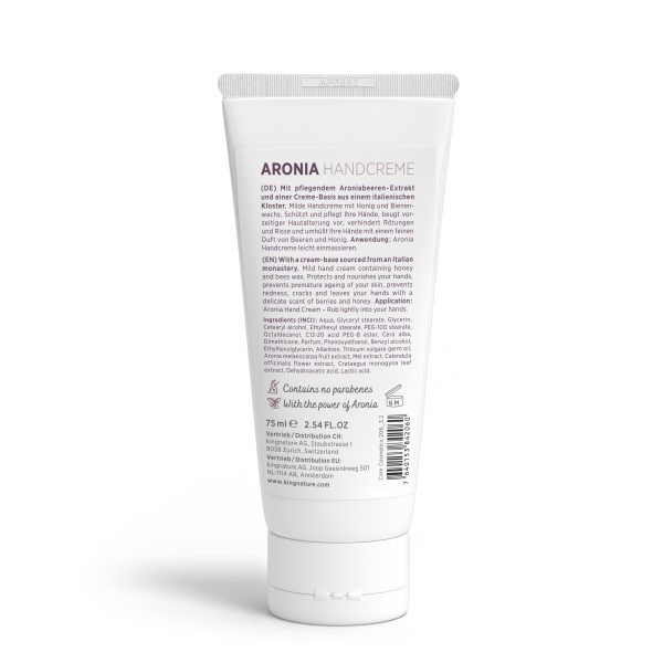 Eine 75 ml (2,54 fl. oz.) weiße Tube Aronia Handcreme steht aufrecht auf weißem Untergrund. Auf der Rückseite finden Sie Produktinformationen, Inhaltsstoffe und Anwendungshinweise in mehreren Sprachen. Aronia Handcreme online kaufen.