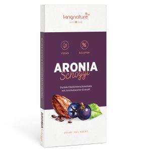 Eine Schokoladenverpackung mit der Aufschrift ARONIA Schoggi zeigt Bilder von Aroniabeeren und Schokolade. Der vegane, sojafreie Genuss mit 66 % Kakaoanteil wird in der Schweiz hergestellt und präsentiert sich in einem weiß-violetten Design, das die natürlichen Zutaten hervorhebt.