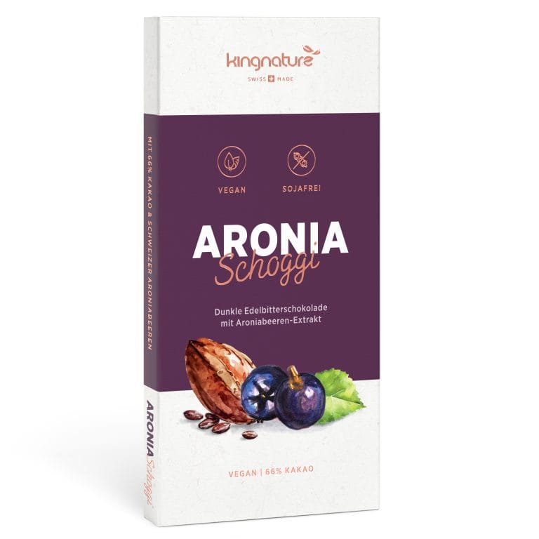 Eine Schokoladenverpackung mit der Aufschrift ARONIA Schoggi zeigt Bilder von Aroniabeeren und Schokolade. Der vegane, sojafreie Genuss mit 66 % Kakaoanteil wird in der Schweiz hergestellt und präsentiert sich in einem weiß-violetten Design, das die natürlichen Zutaten hervorhebt.