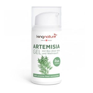 Eine weiße Pumpflasche mit der Aufschrift Artemisia Gel 30 ml mit grünen Kräutermotiven und einem grünen Kreis mit der Aufschrift „Rein natürlich“. Enthält Bio-Aloe Vera und Weihrauch. Jetzt Artemisia Gel 30ml kaufen.