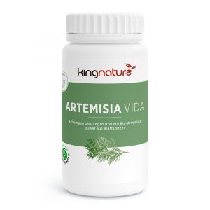 Eine weiße Flasche mit der Aufschrift „kingnature ARTEMISIA VIDA“ und einem grünen Bereich mit einer Abbildung von Artemisia-Blättern. Das Etikett weist darauf hin, dass es sich um ein Nahrungsergänzungsmittel mit Bio-Artemisia-Blattpulver handelt.