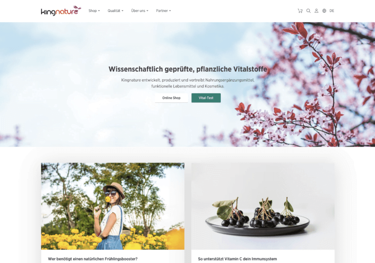 Screenshot der kingnature-Homepage mit Frühlingsblüten-Hintergrund, Navigationsleiste und Abschnitten für wissenschaftlich getestete Pflanzennährstoffe, mit Bildern einer Frau auf einem Feld und einem Teller mit Beeren – die perfekte Inspiration für den Frühlingsputz.