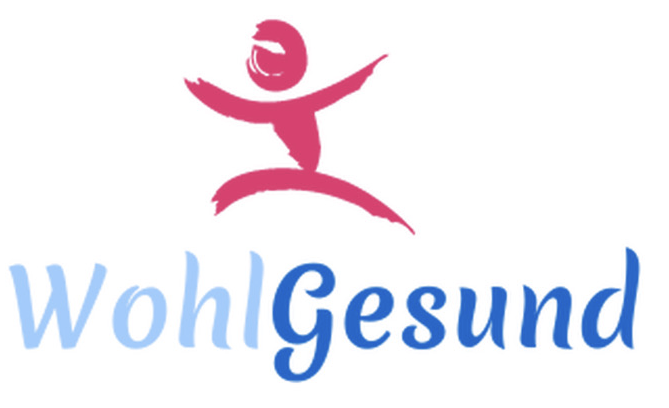 Logo mit einer stilisierten rosa Figur, die über den Worten WohlGesund springt, wobei Wohl in hellblauer und Gesund in dunkelblauer Schrift dargestellt ist. Das von Patrik Keller entworfene Design unterstreicht den dynamischen Geist von Wohlgesund.