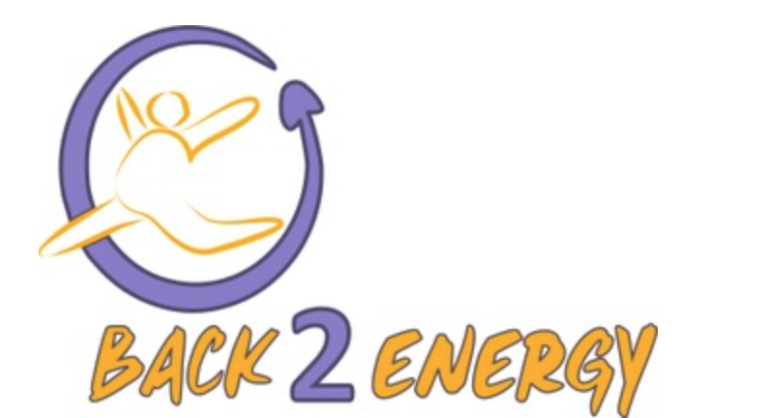 Logo mit einem violetten kreisförmigen Pfeil, der eine abstrakte orangefarbene springende menschliche Figur umgibt. Darunter erscheinen die Texte „Back 2 Energy“ und „Regula Schenk“ in stilisierter orange-violetter Schrift.