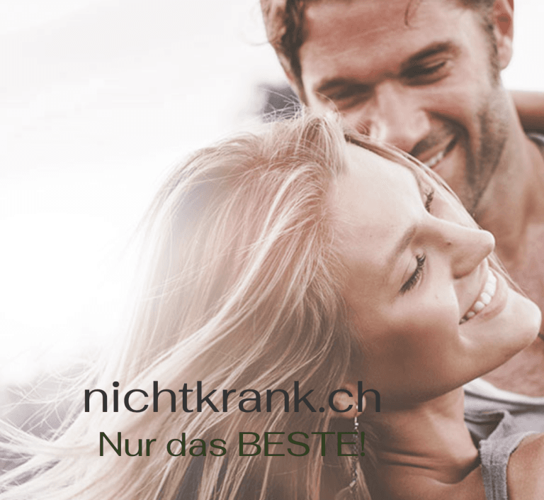 Ein lächelndes Paar umarmt sich im Freien. Die Frau im Vordergrund legt freudig den Kopf in den Nacken, während der Mann hinter ihr steht. Der Text lautet: „nichtkrank.ch“ und „Nur das BESTE!“ auf Deutsch und steht für Glück und Wohlbefinden.