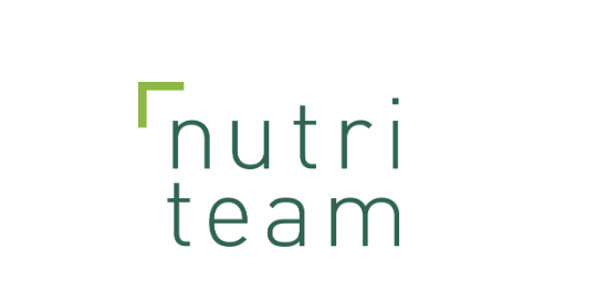 Logo mit dem Schriftzug „Nutri Team“ in vertikal angeordneten grünen Kleinbuchstaben. Über dem Buchstaben „n“ in der oberen linken Ecke befindet sich eine grüne spitze Klammer. Das Design besticht durch einen klaren, modernen Look vor weißem Hintergrund.