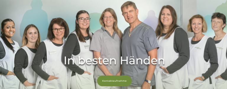 Ein lächelndes Zahnarztteam aus acht Frauen und einem Mann steht zusammen in passenden Uniformen und posiert vor einem hellen Hintergrund mit dem Text „In besten Händen“ und einem grünen „Kontakt“-Button und zeigt so seine professionelle Betreuung.