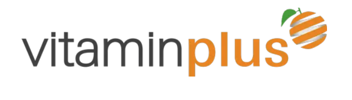 Das Bild zeigt das Vitaminplus-Logo mit „Vitamin“ in Grau, „Plus“ in Orange und einer orange gestreiften Frucht mit einem grünen Blatt anstelle des Buchstabens „o“ im Plus – perfekt für jede Nahrungsergänzungsmarke.
