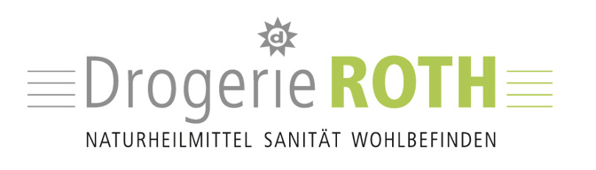 Logo für Drogerie ROTH mit grauer und grüner Farbgebung. Der Text lautet Drogerie ROTH und darunter steht NATURHEILMITTEL SANITÄT WOHLBEFINDEN. Darüber erscheint ein kleines sonnenähnliches Symbol mit einem d.
