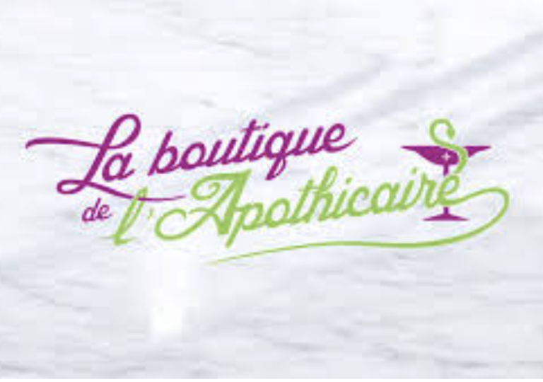 Textlogo mit der Aufschrift La boutique de lApothicaire in kursiven rosa und grünen Buchstaben, mit einer grünen Schlange, die sich um einen rosa Apothekerbecher windet. Der Hintergrund ist weiß und erinnert an die klare Einfachheit eines automatisch gespeicherten Entwurfs.
