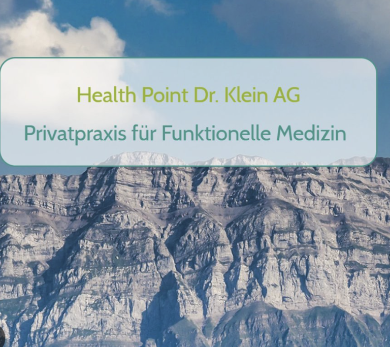 Der Text „Automatisch gespeicherter Entwurf – Health Point Dr. Klein AG Privatpraxis für Funktionelle Medizin“ wird vor dem Hintergrund schroffer, felsiger Berge mit einem teilweise bewölkten Himmel darüber angezeigt.