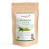 Ein brauner, wiederverschließbarer Beutel mit der Aufschrift „Matcha Pulver Bio“ und grünen Akzenten sowie einem Bild von grünem Matcha-Pulver und -Blättern – perfekt für alle, die Bio-Matcha-Pulver aus Japan kaufen möchten.