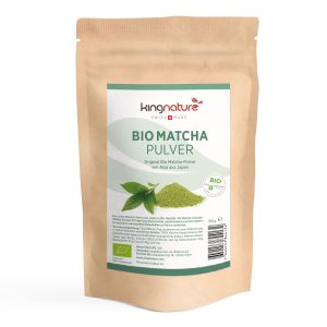 Ein brauner, wiederverschließbarer Beutel mit der Aufschrift „Matcha Pulver Bio“ und grünen Akzenten sowie einem Bild von grünem Matcha-Pulver und -Blättern – perfekt für alle, die Bio-Matcha-Pulver aus Japan kaufen möchten.