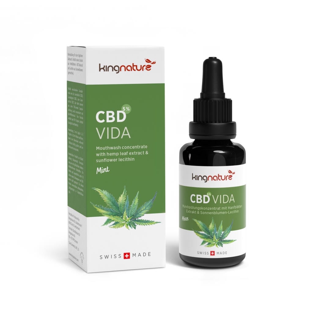 Die grün-weiße „CBD Vida“-Box und die Tropfflasche zeigen Hanfblätter. Es handelt sich um ein 5%iges Minz-Mundwasserkonzentrat, hergestellt aus Hanfblattextrakt und Sonnenblumenlecithin.
