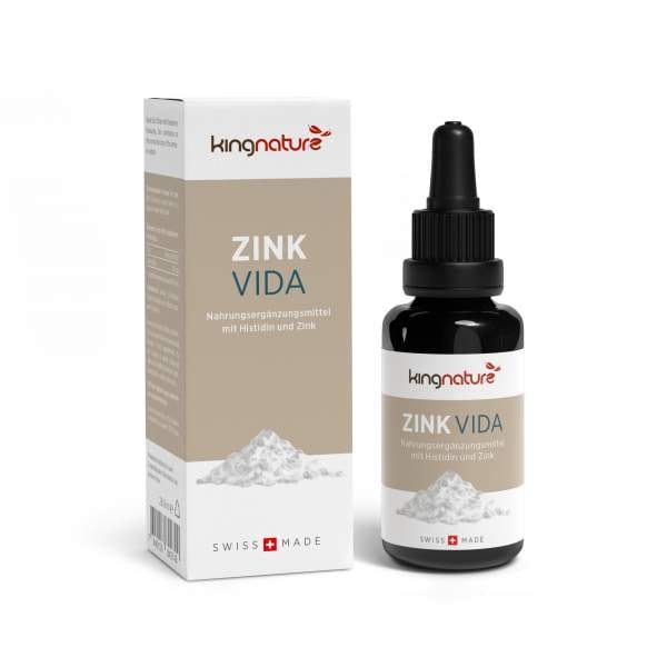 Neben der beschrifteten Verpackung ist eine Flasche des Nahrungsergänzungsmittels Zink Vida mit einer Pipette abgebildet. Beide sind mit einem Bild des weißen Pulvers versehen und weisen darauf hin, dass das Produkt Zink und Histidin enthält.