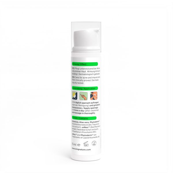 ClearSkinGel_Bottle_Back_WhiteBG Eine weiße Hautpflegeflasche mit Pumpspender ist mit grünen und orangefarbenen Textblöcken in Deutsch und Englisch versehen, die Anwendungshinweise und Inhaltsstoffe auflisten. Die Flasche steht vor einem schlichten weißen Hintergrund.
