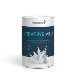 Creatine Vida_v1.0_FRONT Ein weißer Behälter von Creatine Vida ist mit einem blauen Etikett versehen, das mit einer Grafik, die einen Pulverspritzer darstellt, sowie Symbolen für Muskeln und Energie verziert ist. Der Text hebt dieses hochwertige Kreatin-Monohydrat-Präparat hervor und unterstreicht die überragende Qualität und Wirksamkeit von Creatine Vida.
