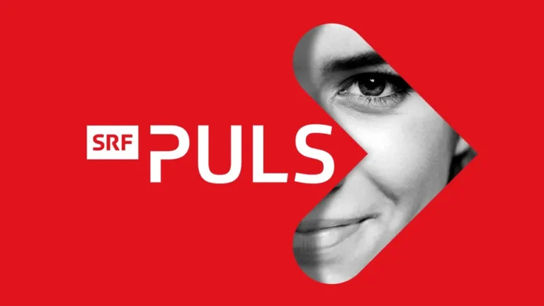 Logo für SRF Puls auf rotem Hintergrund, mit dem Text SRF PULS, der teilweise über einen nach rechts gerichteten Pfeil gelegt ist, der einen Teil des Gesichts einer Frau zeigt – ihr Auge und ihr Lächeln – und so den dynamischen Geist der Puls-Redaktion hervorhebt.