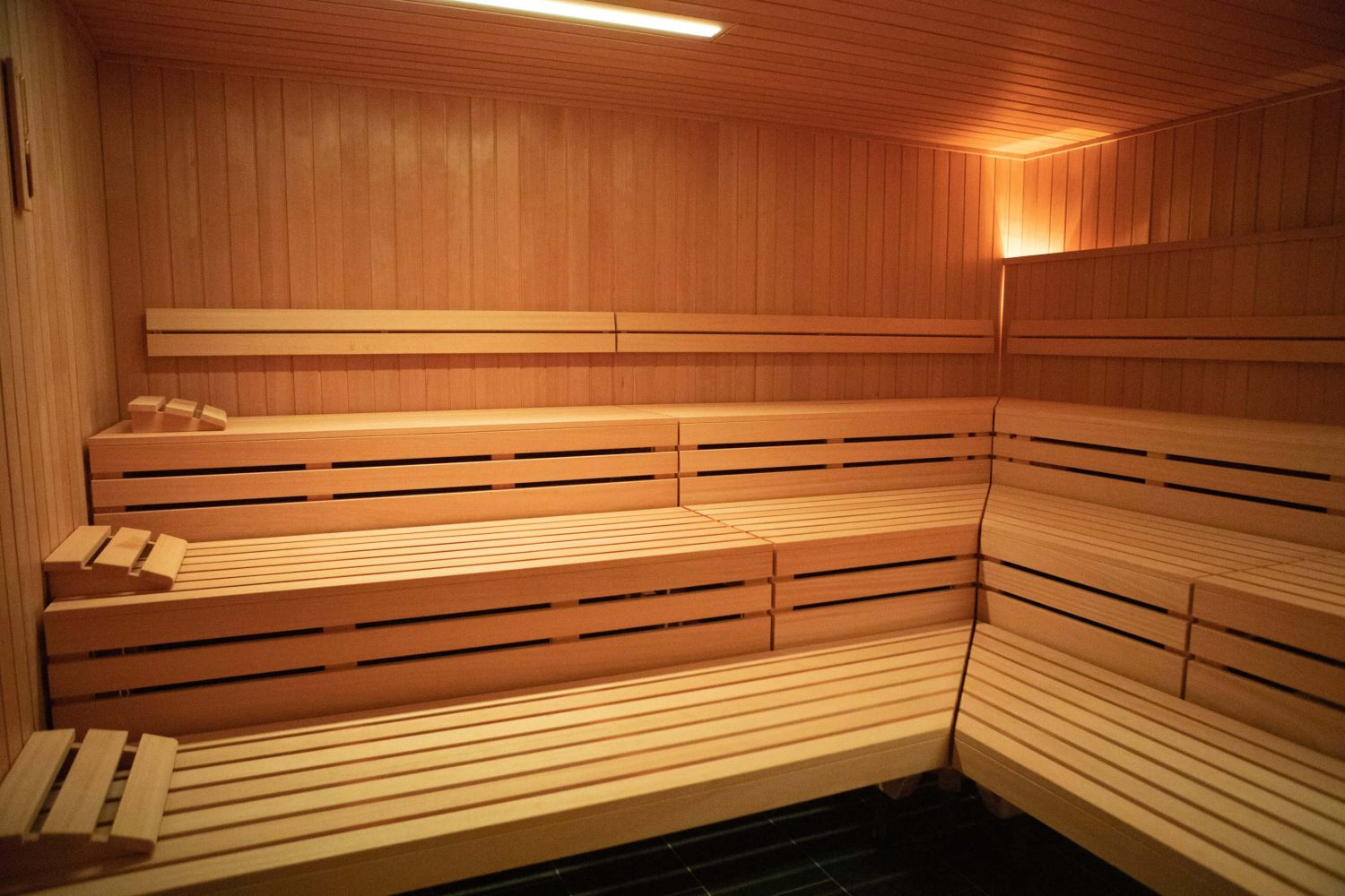 Eine hölzerne Sauna von innen