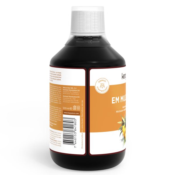 Eine braune Plastikflasche mit weißem Verschluss und orangefarbenem Etikett trägt den Produktnamen EM Multikraft, Ananasbilder und einen Barcode sowie detaillierte Informationen zu Probiotika an der Seite.