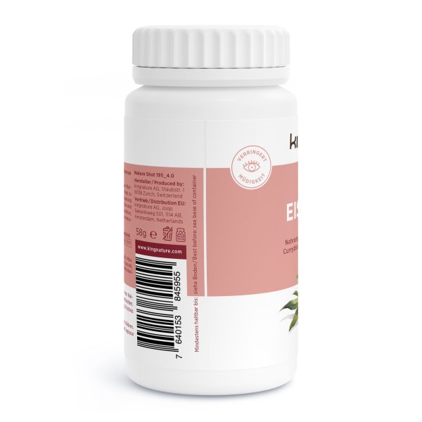 Eine weiße Flasche mit weißem Deckel trägt ein rosa Etikett mit Text, Barcode und rundem Prüfzeichen. Eine grüne Pflanzenillustration akzentuiert die untere rechte Seite des Etiketts und hebt die natürlichen Inhaltsstoffe hervor.
