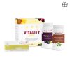 Das Nahrungsergänzungsset Energiepaket Medium mit der Vitality Shot Box, der NADH Vida Box, Aronia Vida und Q10 Strong ist auf weißem Hintergrund angeordnet und hat oben rechts ein kleines Geschenksymbol.
