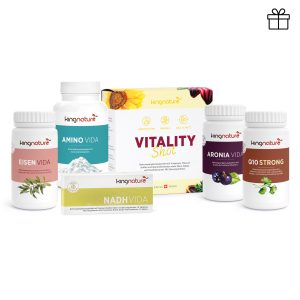 Das Energiepaket Professional Set besteht aus sechs kingnature Nahrungsergänzungsmitteln – AMINO VIDA, EISEN VIDA, ARONIA VIDA, Q10 STRONG Flaschen sowie VITALITY Shot und NADH VIDA Boxen – präsentiert auf weißem Hintergrund.