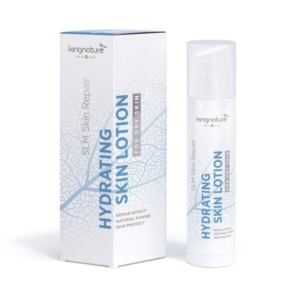 Neben der Schachtel steht eine weiß-blaue Flasche „Hydrating Skin Lotion“, die Reparatur, natürliche Kraft und Schutz betont – von kingnature – perfekt für die natürliche Pflege trockener Haut.