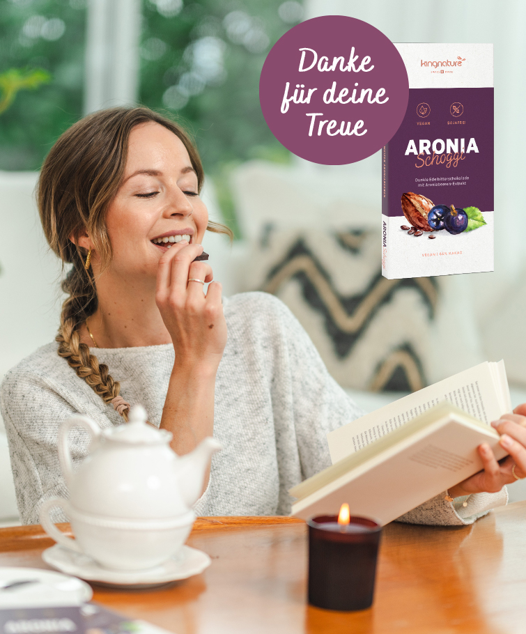 Offene Tablettenfläschchen mit roten Kapseln und Muscheln liegen verstreut auf einer Oberfläche. Ein rundes Etikett mit der Aufschrift „10 % im Mai“ weist auf einen 10%igen Rabatt auf Kingnature Nahrungsergänzungsmittel aus der Schweiz hin. Das Bild wirkt in einem sanften, werbenden Stil.